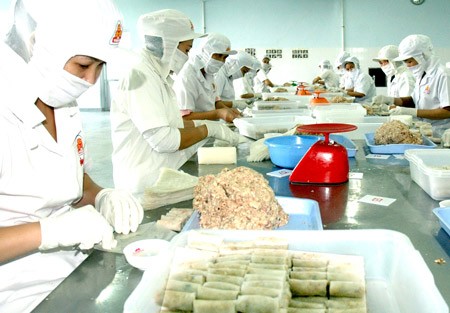 Workers in food factory process goods for Tet under the price subsidized program (Photo: SGGP)